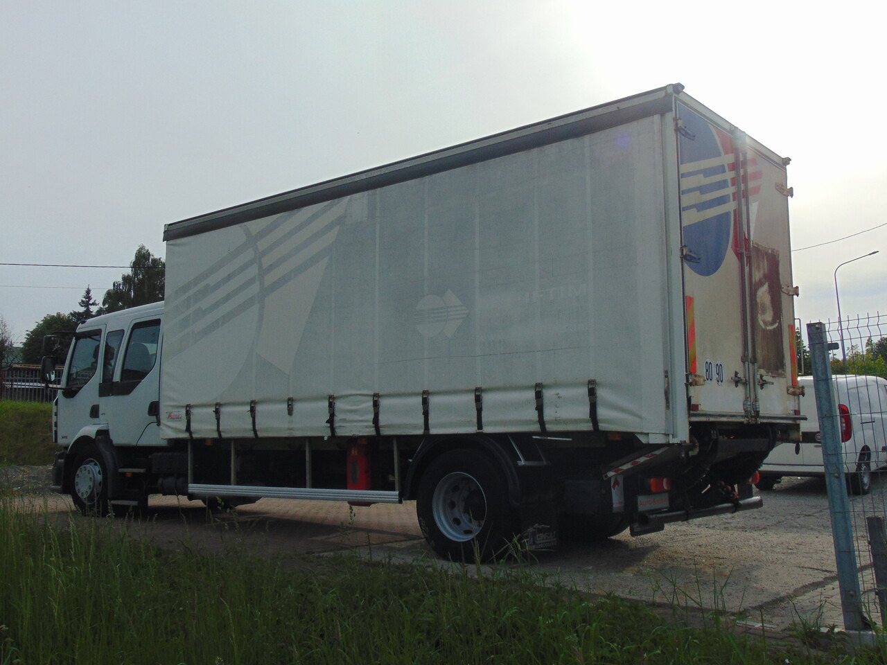 RENAULT Midlum 240DXi - Kravas automašīna ar tentu: foto 3 RENAULT Midlum 240DXi - Kravas automašīna ar tentu: foto 3
