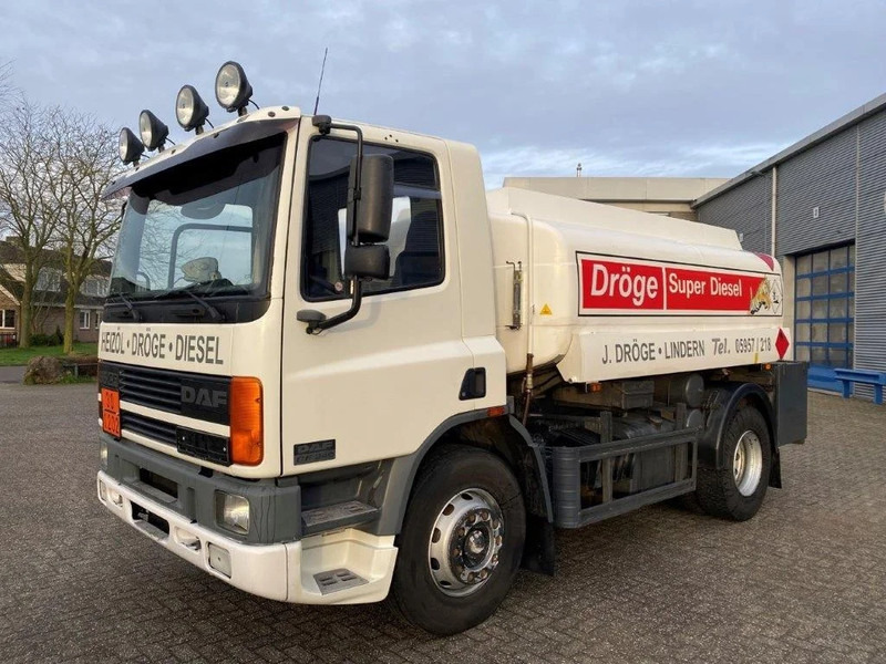 DAF 65CF-240 / FULL STEEL / POMP / 3 COMPARTIMENTS / 8350 LITER / ONLY:25969 KM / EURO-2 / MANUAL / GOOD CONDITION - Autocisterna: foto 1 DAF 65CF-240 / FULL STEEL / POMP / 3 COMPARTIMENTS / 8350 LITER / ONLY:25969 KM / EURO-2 / MANUAL / GOOD CONDITION - Autocisterna: foto 1