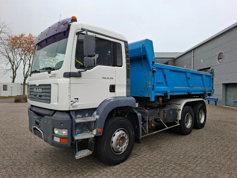 MAN TGA 26.310 / 6X4 / 2XBIG AXLE / 2SIDE TIPPER / ONLY:545423 KM / TUV:06-05-2026 / FULL-STEEL / AIRCO / MANUAL / EURO-4 / 2005 - Kravas automašīna pašizgāzējs: foto 3 MAN TGA 26.310 / 6X4 / 2XBIG AXLE / 2SIDE TIPPER / ONLY:545423 KM / TUV:06-05-2026 / FULL-STEEL / AIRCO / MANUAL / EURO-4 / 2005 - Kravas automašīna pašizgāzējs: foto 3
