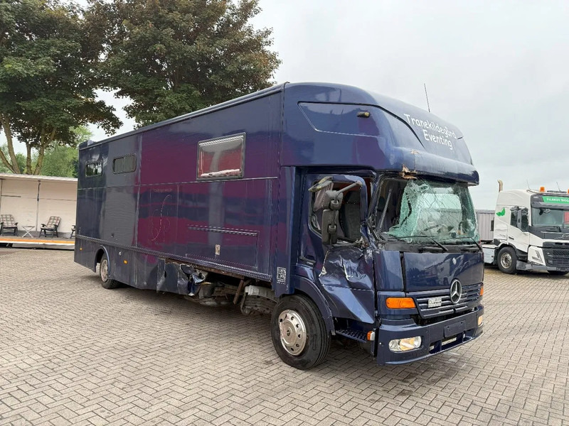 Mercedes-Benz Atego 1223 / ENGINE RUNNING / ONLY:159450 KM / HORSETRUCK / HEATED BOX / WATERTANK / LIVING ROOM / EURO-2 / MANUAL / 1998 - Zirgu kravas automašīna: foto 2 Mercedes-Benz Atego 1223 / ENGINE RUNNING / ONLY:159450 KM / HORSETRUCK / HEATED BOX / WATERTANK / LIVING ROOM / EURO-2 / MANUAL / 1998 - Zirgu kravas automašīna: foto 2