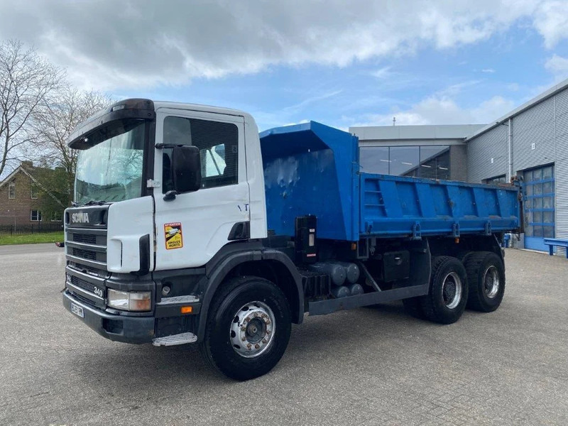 Scania 114-340 / 6X4 / 2 SIDE TIPPER / BIG AXLE / FULL-STEEL / DRUM BRAKES / MANUAL / 1999 - Kravas automašīna pašizgāzējs: foto 1 Scania 114-340 / 6X4 / 2 SIDE TIPPER / BIG AXLE / FULL-STEEL / DRUM BRAKES / MANUAL / 1999 - Kravas automašīna pašizgāzējs: foto 1