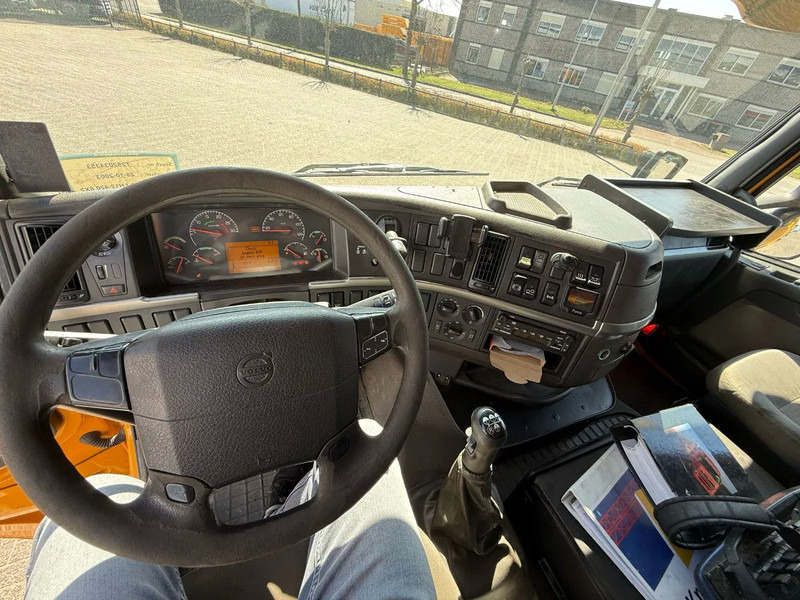 Interior photo 1: Kravas auto ar manipulatoru Volvo FH12-420 / CRANE AMCO VEBA V8204S / REMOTE / XENON / AIRCO / ANALOGE TACHO / MANUAL / EURO-3 / 2003