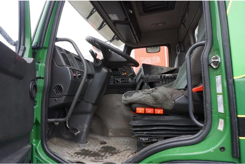 Interior photo 1: Būvgružu konteineru vedējs Volvo FM12-420 / ENGINE RUNNING / 4X4 / HYDRAULICS / BIG AXLE / ONLY:510426 KM / FULL STEEL / EURO-3 / 2001