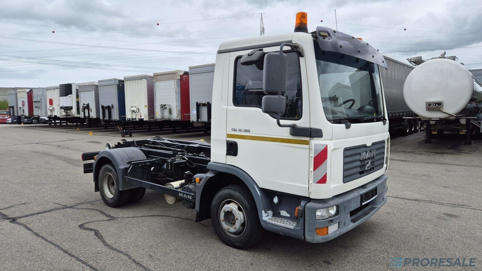 MAN TGL 12.180 4x2 BB EURO 3 - Hákový nosič kontejnerů - Pacēlājs ar āķi: foto 1 MAN TGL 12.180 4x2 BB EURO 3 - Hákový nosič kontejnerů - Pacēlājs ar āķi: foto 1