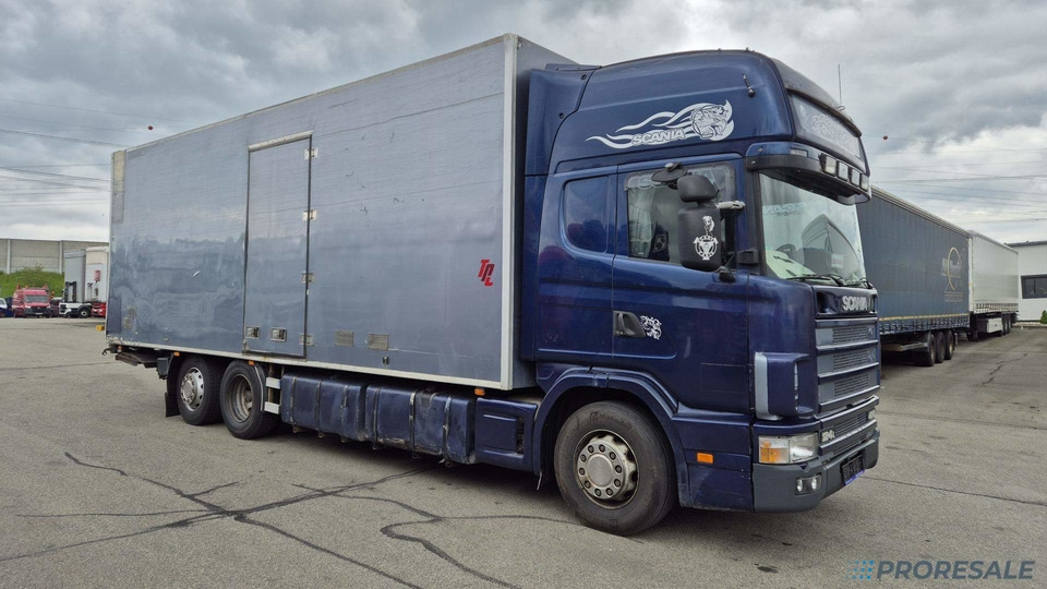 SCANIA R124 LB 6X2 EURO 3 - skříňový + hydraulické čelo - Kravas automašīna ar slēgto virsbūvi: foto 1 SCANIA R124 LB 6X2 EURO 3 - skříňový + hydraulické čelo - Kravas automašīna ar slēgto virsbūvi: foto 1