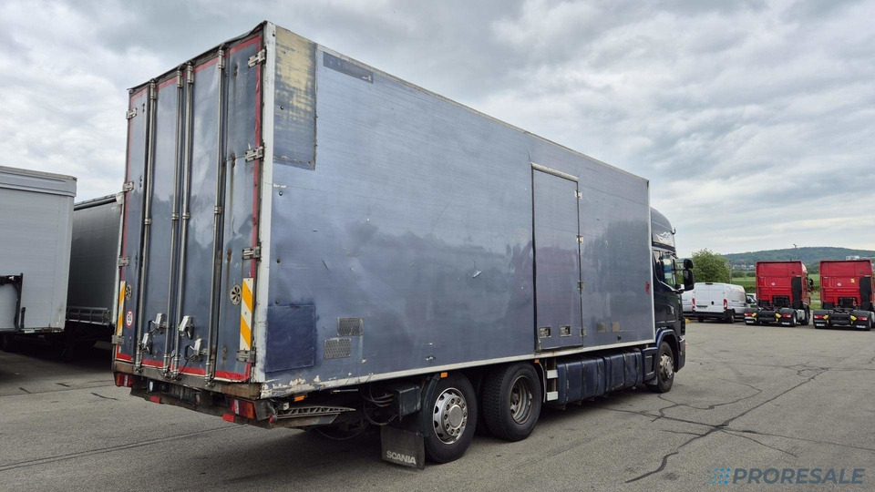 SCANIA R124 LB 6X2 EURO 3 - skříňový + hydraulické čelo - Kravas automašīna ar slēgto virsbūvi: foto 3 SCANIA R124 LB 6X2 EURO 3 - skříňový + hydraulické čelo - Kravas automašīna ar slēgto virsbūvi: foto 3