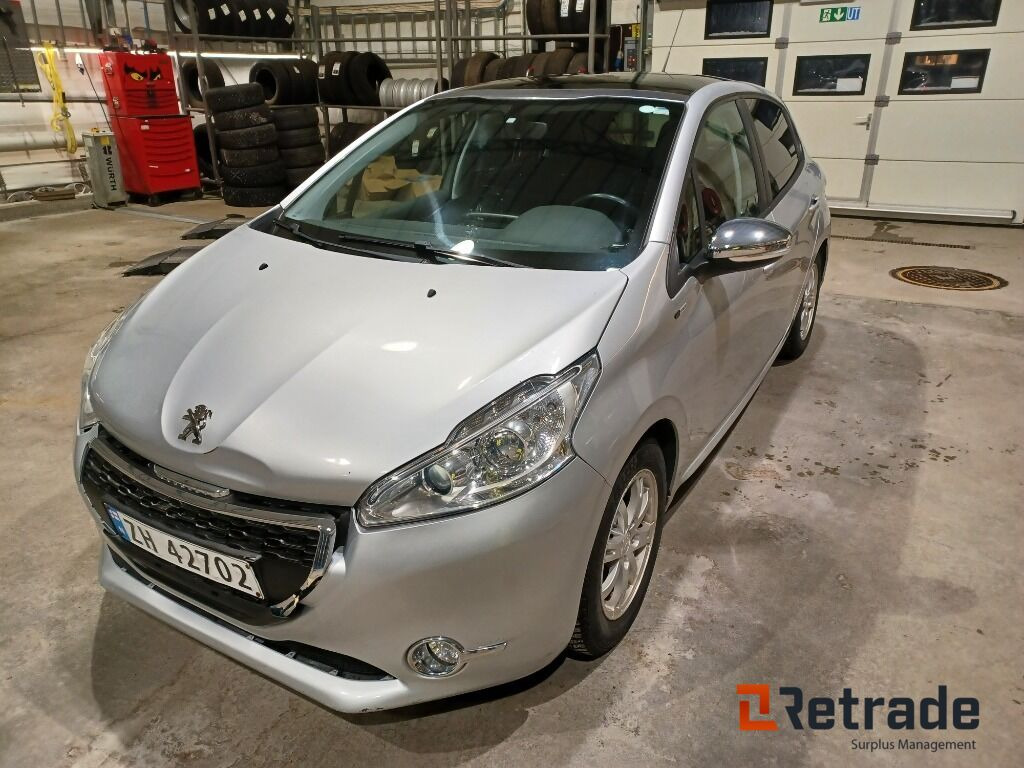 Bil Peugeot 208 Automat - Vieglā automašīna: foto 1 Bil Peugeot 208 Automat - Vieglā automašīna: foto 1
