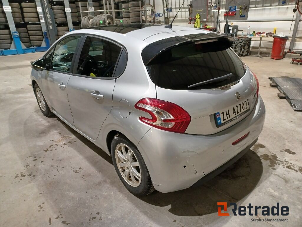 Bil Peugeot 208 Automat - Vieglā automašīna: foto 3 Bil Peugeot 208 Automat - Vieglā automašīna: foto 3