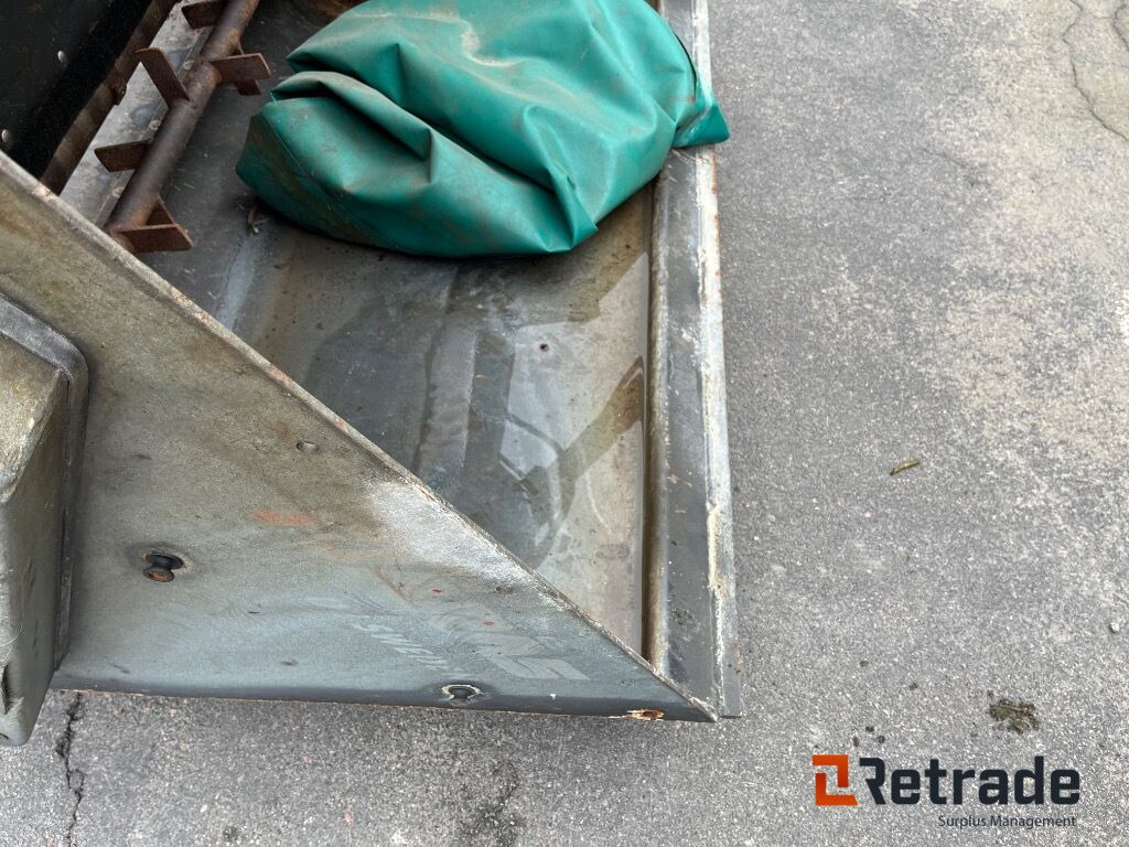 Fjærås 600/1350 liftophængt selvlæssende salt/grusudlægger. - Celtniecības maisītājs: foto 4 Fjærås 600/1350 liftophængt selvlæssende salt/grusudlægger. - Celtniecības maisītājs: foto 4