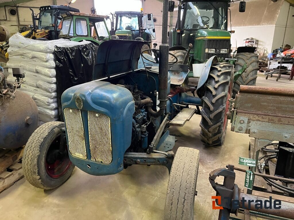 Traktor Ford Dextra Traktor - Lauksaimniecības tehnika: foto 1 Traktor Ford Dextra Traktor - Lauksaimniecības tehnika: foto 1