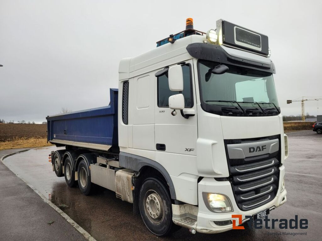 Tridem lastväxlare med flak Daf XF530 FAW Euro 6, låga mil -2022 - Kravas automašīna pašizgāzējs: foto 2 Tridem lastväxlare med flak Daf XF530 FAW Euro 6, låga mil -2022 - Kravas automašīna pašizgāzējs: foto 2