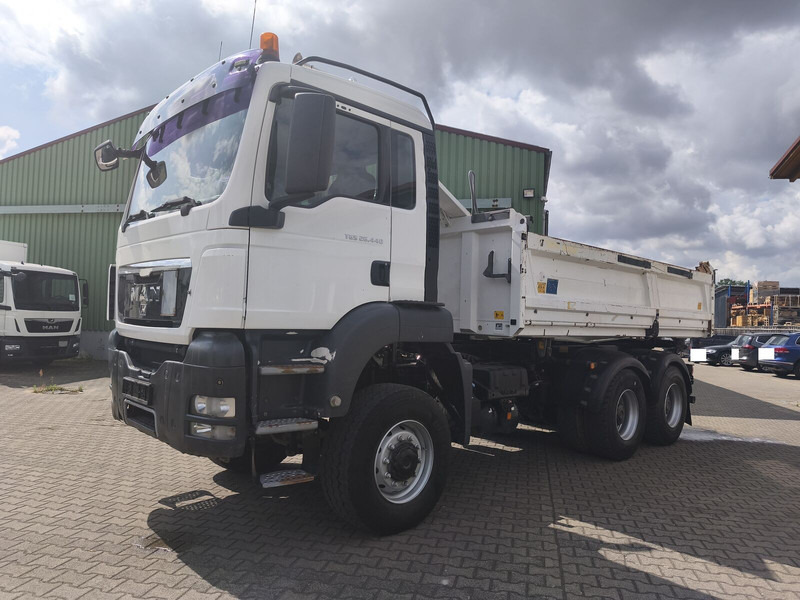 MAN TGS 26.400 6x6 GL Meiller Dreiseitenkipper Bordmatik Plane Euro - Kravas automašīna pašizgāzējs: foto 3 MAN TGS 26.400 6x6 GL Meiller Dreiseitenkipper Bordmatik Plane Euro - Kravas automašīna pašizgāzējs: foto 3