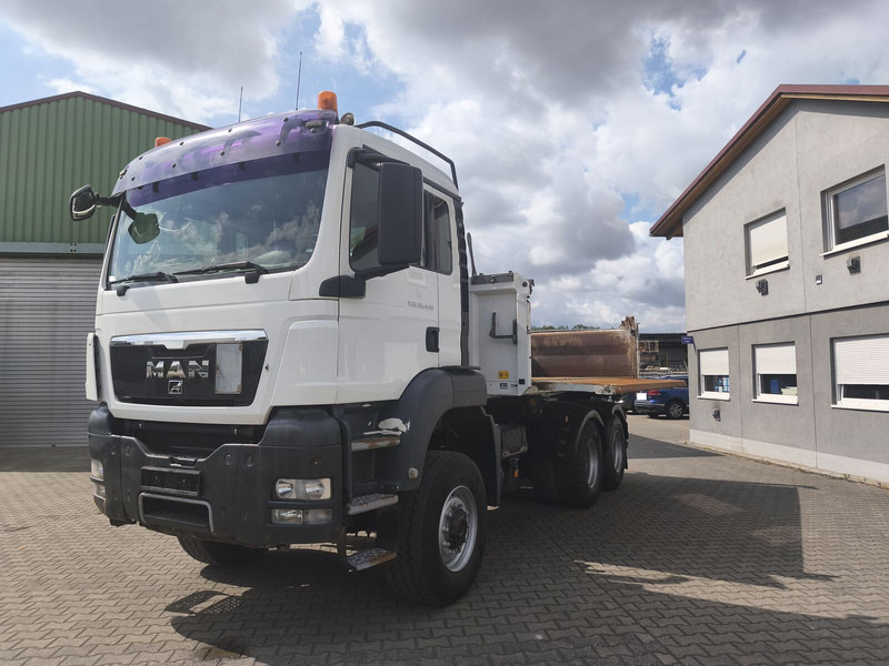 MAN TGS 26.400 6x6 GL Meiller Dreiseitenkipper Bordmatik Plane Euro - Kravas automašīna pašizgāzējs: foto 1 MAN TGS 26.400 6x6 GL Meiller Dreiseitenkipper Bordmatik Plane Euro - Kravas automašīna pašizgāzējs: foto 1