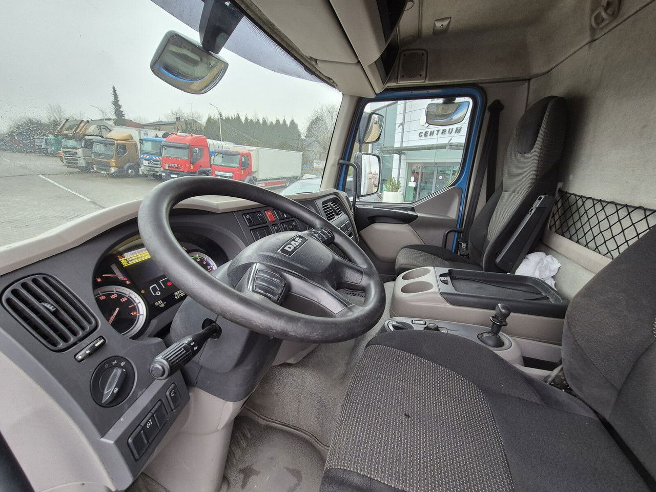 Kravas automašīna ar slēgto virsbūvi DAF LF 220: foto 28