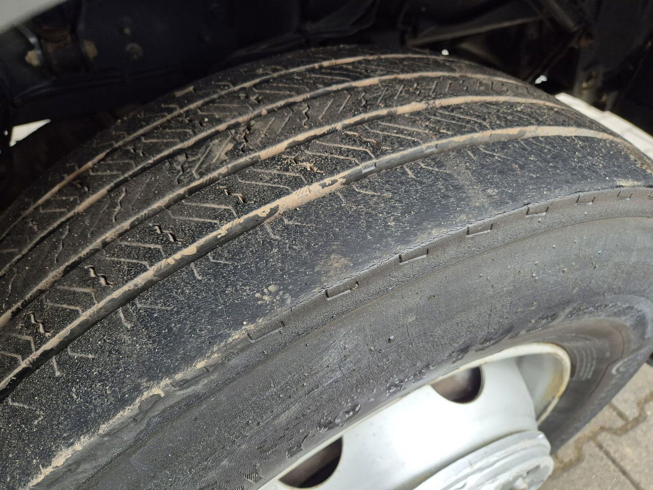 Kravas automašīna ar slēgto virsbūvi DAF LF 220: foto 23