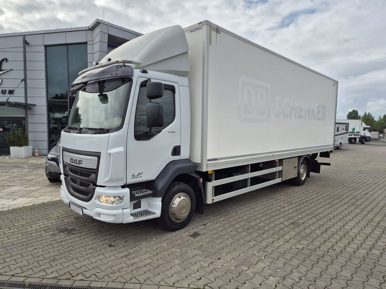 DAF LF 250 FA / Euro 6 / 18 EP / 3 Seats / 1 Owner - Kravas automašīna ar slēgto virsbūvi: foto 1 DAF LF 250 FA / Euro 6 / 18 EP / 3 Seats / 1 Owner - Kravas automašīna ar slēgto virsbūvi: foto 1