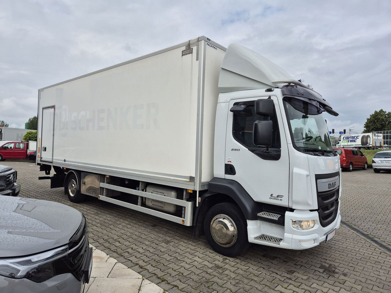 DAF LF 250 FA / Euro 6 / 18 EP / 3 Seats / 1 Owner - Kravas automašīna ar slēgto virsbūvi: foto 5 DAF LF 250 FA / Euro 6 / 18 EP / 3 Seats / 1 Owner - Kravas automašīna ar slēgto virsbūvi: foto 5
