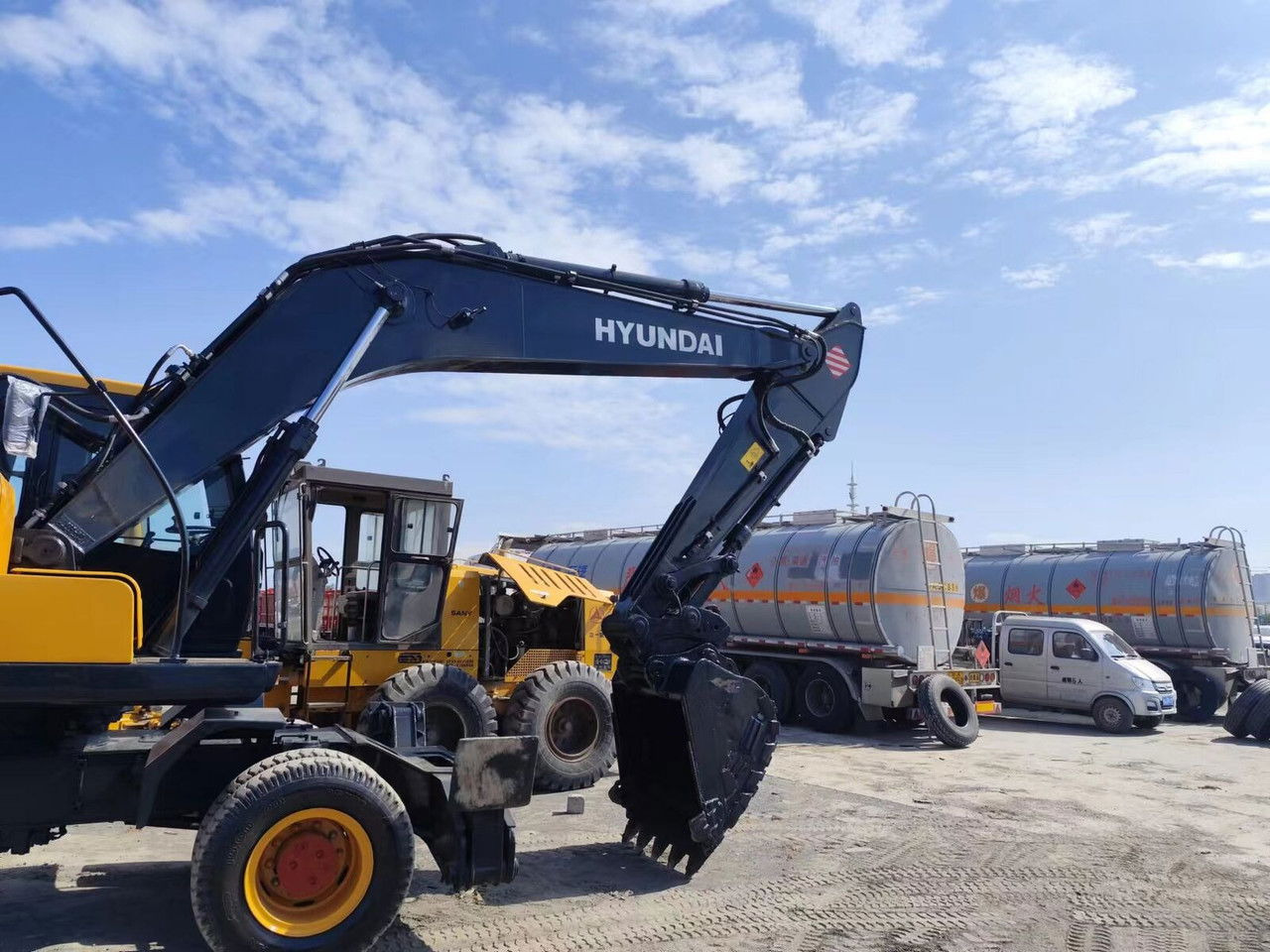 Hyundai R210-7 / Cummins / 1800MTH / Like NEW/20,5Tons/Sp R210-7 / Cummins / 1800MTH / Like NEW/20,5Tons/Special Ofert - Riteņu ekskavators: foto 2 Hyundai R210-7 / Cummins / 1800MTH / Like NEW/20,5Tons/Sp R210-7 / Cummins / 1800MTH / Like NEW/20,5Tons/Special Ofert - Riteņu ekskavators: foto 2