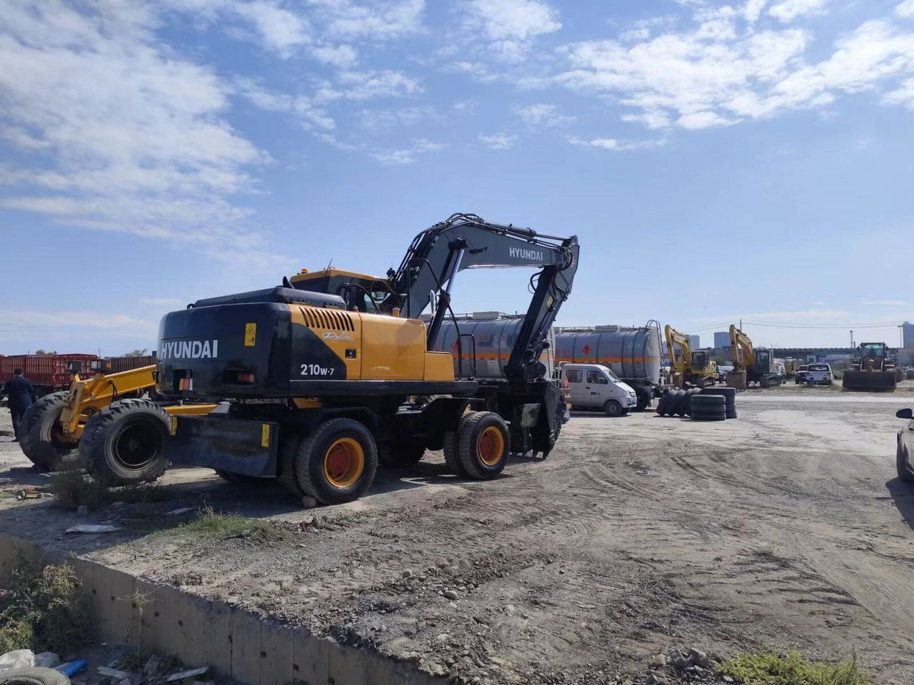 Hyundai R210-7 / Cummins / 1800MTH / Like NEW/20,5Tons/Sp R210-7 / Cummins / 1800MTH / Like NEW/20,5Tons/Special Ofert - Riteņu ekskavators: foto 4 Hyundai R210-7 / Cummins / 1800MTH / Like NEW/20,5Tons/Sp R210-7 / Cummins / 1800MTH / Like NEW/20,5Tons/Special Ofert - Riteņu ekskavators: foto 4