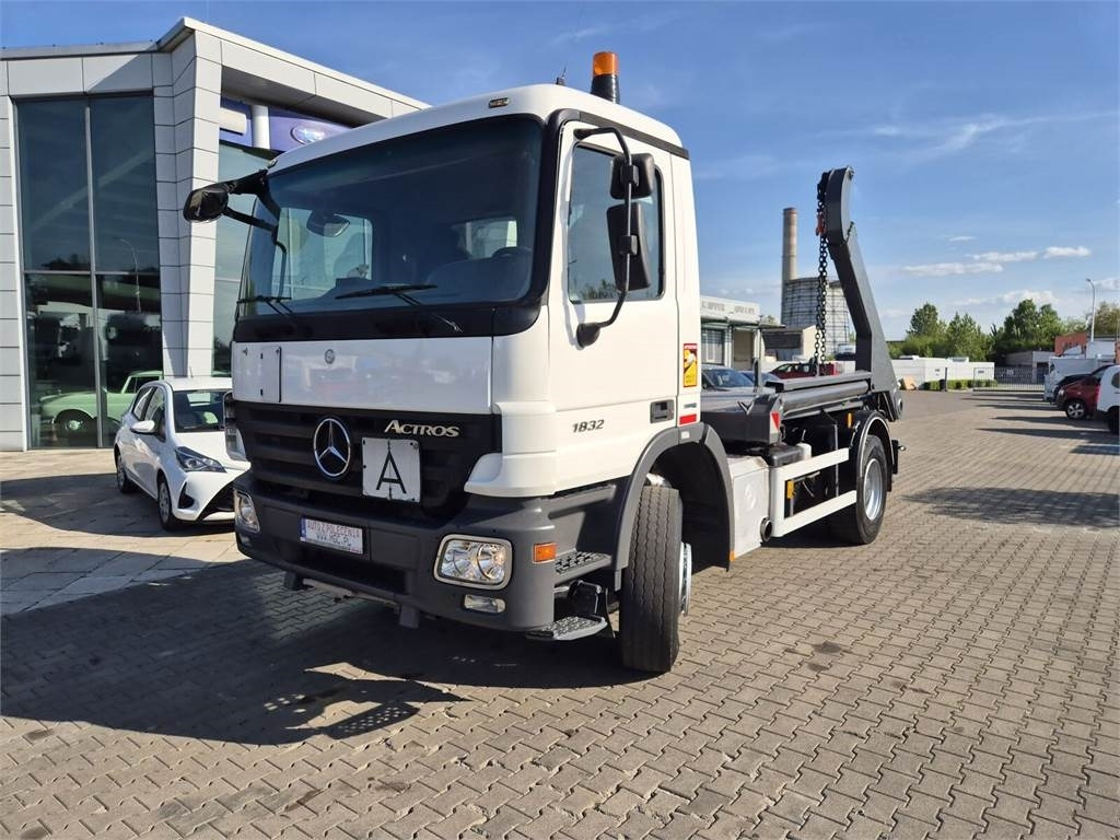 Mercedes-Benz Actros 1832 / FORNAL 180 / 1 OWNER / SERVICED! - Būvgružu konteineru vedējs: foto 2 Mercedes-Benz Actros 1832 / FORNAL 180 / 1 OWNER / SERVICED! - Būvgružu konteineru vedējs: foto 2