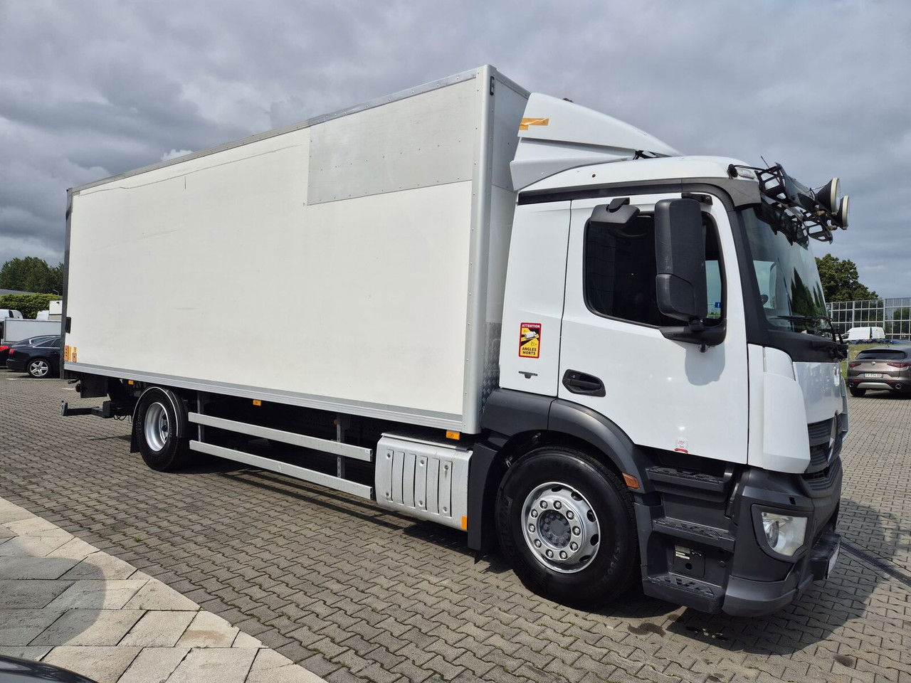Mercedes-Benz Antos 1830 L / Container / Accident-Free / 1 Owner / Serviced / - Kravas automašīna ar slēgto virsbūvi: foto 5 Mercedes-Benz Antos 1830 L / Container / Accident-Free / 1 Owner / Serviced / - Kravas automašīna ar slēgto virsbūvi: foto 5