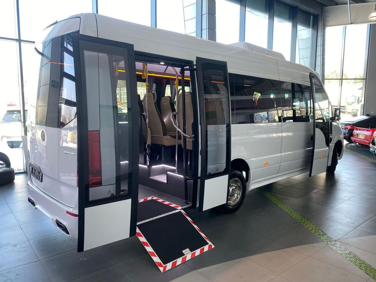 Jaunā Mikroautobuss, Pasažieru furgons Mercedes-Benz Sprinter 517: foto 21