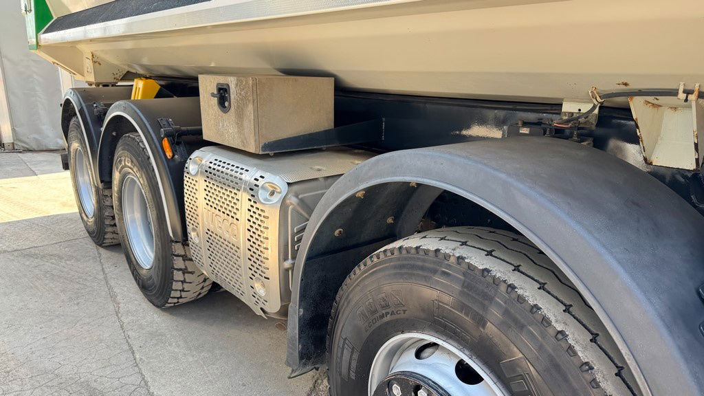 Iveco Trakker AD410T45 8x4 20m3 - hydr. back - 72.000km - Kravas automašīna pašizgāzējs: foto 4 Iveco Trakker AD410T45 8x4 20m3 - hydr. back - 72.000km - Kravas automašīna pašizgāzējs: foto 4