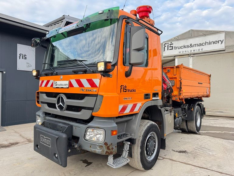 Mercedes-Benz Actros 1832 AK tipper 4x4 - crane Fassi 9.2M - remote control - Kravas automašīna pašizgāzējs: foto 1 Mercedes-Benz Actros 1832 AK tipper 4x4 - crane Fassi 9.2M - remote control - Kravas automašīna pašizgāzējs: foto 1