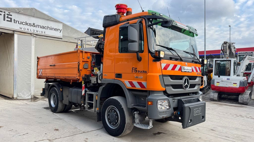 Mercedes-Benz Actros 1832 AK tipper 4x4 - crane Fassi 9.2M - remote control - Kravas automašīna pašizgāzējs: foto 4 Mercedes-Benz Actros 1832 AK tipper 4x4 - crane Fassi 9.2M - remote control - Kravas automašīna pašizgāzējs: foto 4