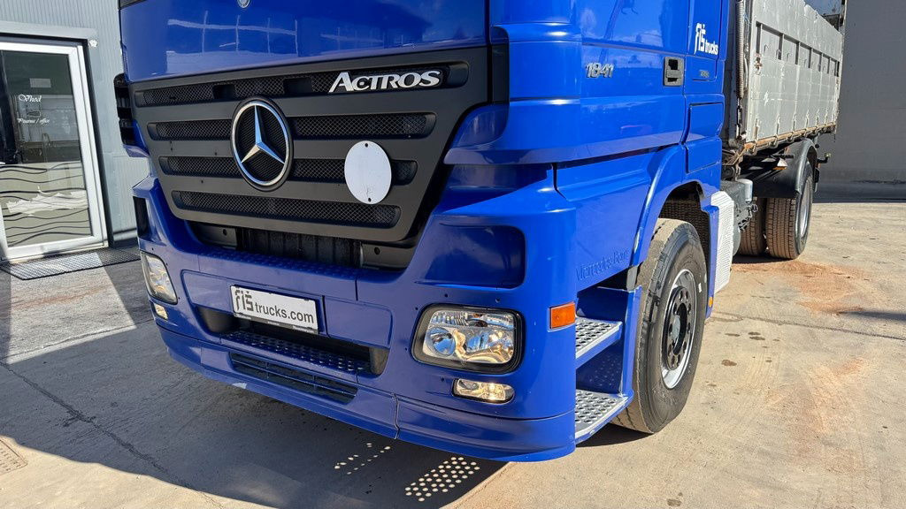Mercedes-Benz Actros 1841 L 4x2 tipper - tarpaulin - euro 5 - Kravas automašīna pašizgāzējs: foto 2 Mercedes-Benz Actros 1841 L 4x2 tipper - tarpaulin - euro 5 - Kravas automašīna pašizgāzējs: foto 2