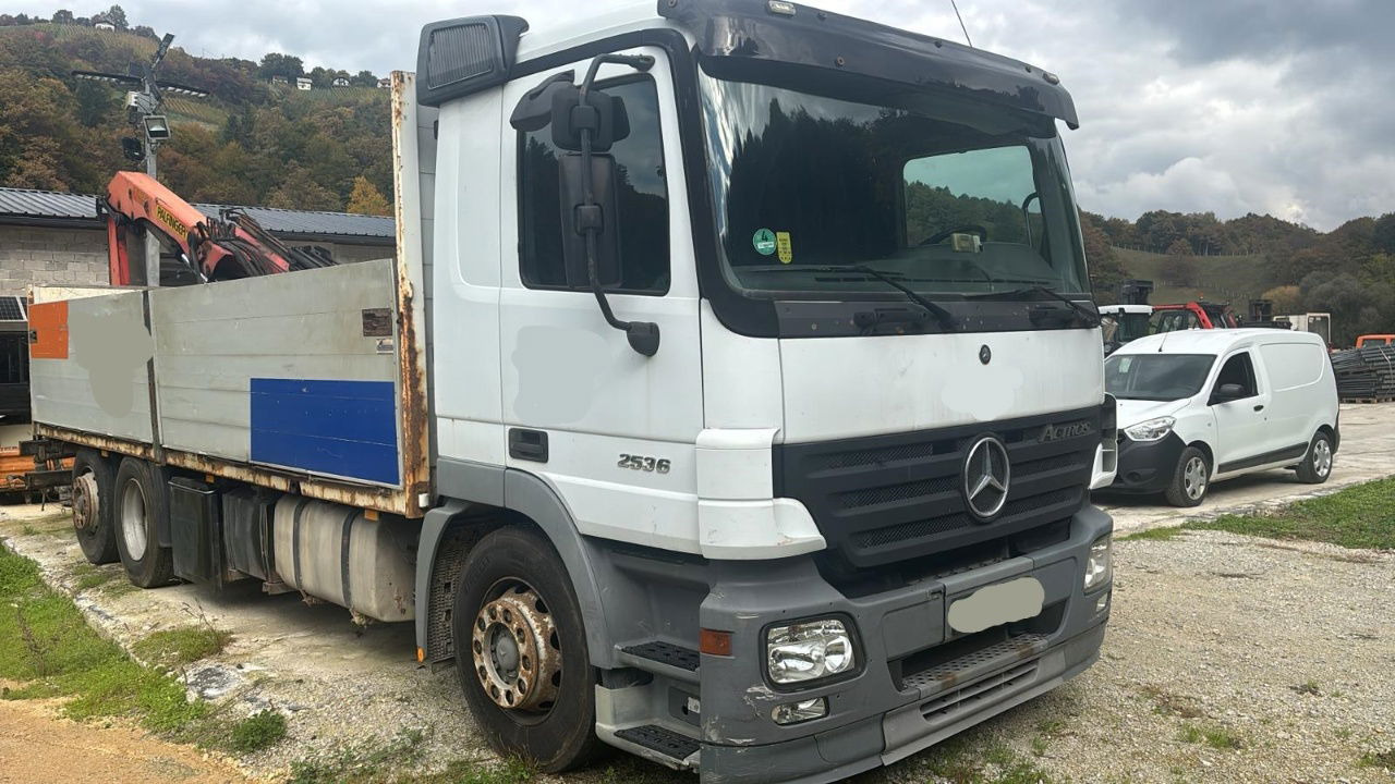 Mercedes-Benz Actros 2536 L 6x2 stake body - lifting axle - Bortu kravas automašīna/ Platforma: foto 3 Mercedes-Benz Actros 2536 L 6x2 stake body - lifting axle - Bortu kravas automašīna/ Platforma: foto 3