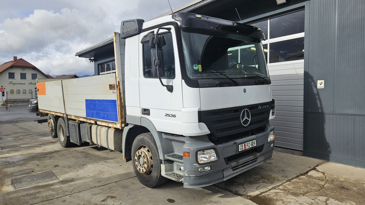 Mercedes-Benz Actros 2536 L 6x2 stake body - lifting axle - Bortu kravas automašīna/ Platforma: foto 1 Mercedes-Benz Actros 2536 L 6x2 stake body - lifting axle - Bortu kravas automašīna/ Platforma: foto 1