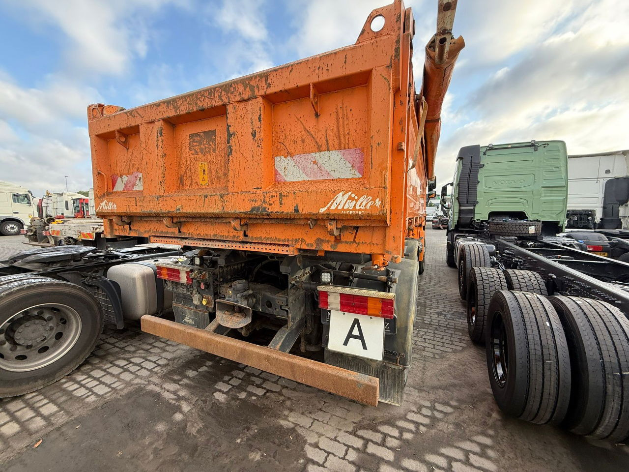 Mercedes-Benz Actros 3346 K 6x4 bordmatic - 3 pedals - Kravas automašīna pašizgāzējs: foto 4 Mercedes-Benz Actros 3346 K 6x4 bordmatic - 3 pedals - Kravas automašīna pašizgāzējs: foto 4