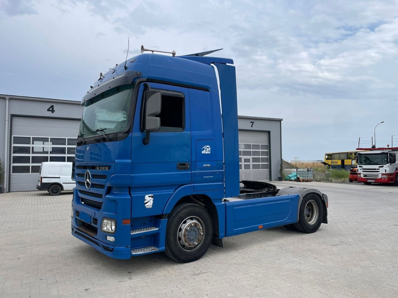 Mercedes-Benz Actros 1844 4x2 tractor unit - retarder - Vilcējs: foto 1 Mercedes-Benz Actros 1844 4x2 tractor unit - retarder - Vilcējs: foto 1
