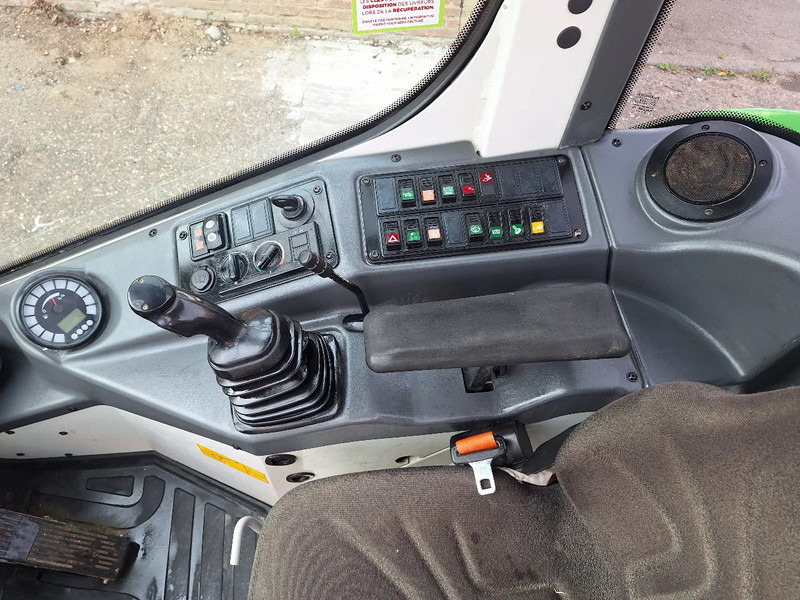 Kāpurķēžu kompaktiekrāvējs Liebherr L506C: foto 8