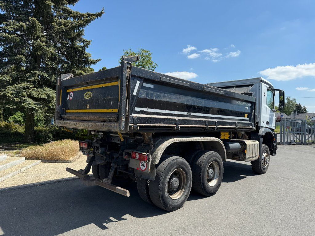 Mercedes-Benz 3343 Arocs 6x6 S3 EURO 6 - Kravas automašīna pašizgāzējs: foto 5 Mercedes-Benz 3343 Arocs 6x6 S3 EURO 6 - Kravas automašīna pašizgāzējs: foto 5