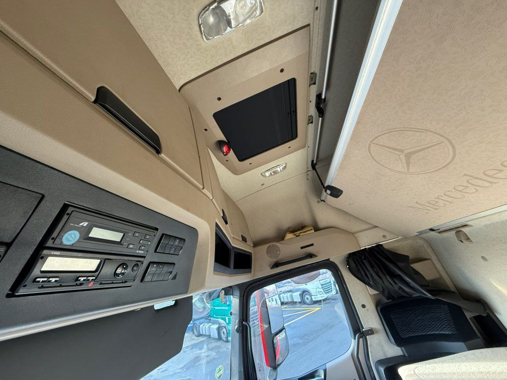 Vilcējs Mercedes-Benz 1848 Actros Gigaspace: foto 11