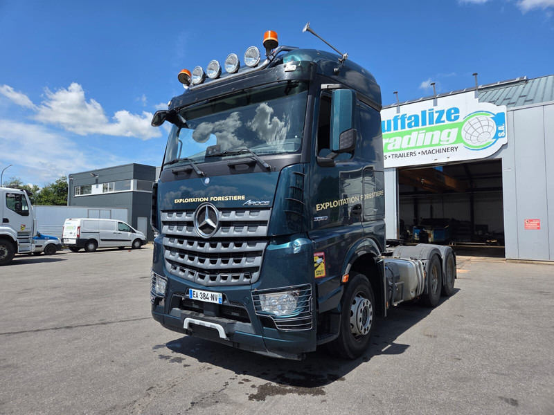 Vilcējs Mercedes-Benz Arocs 3363: foto 1