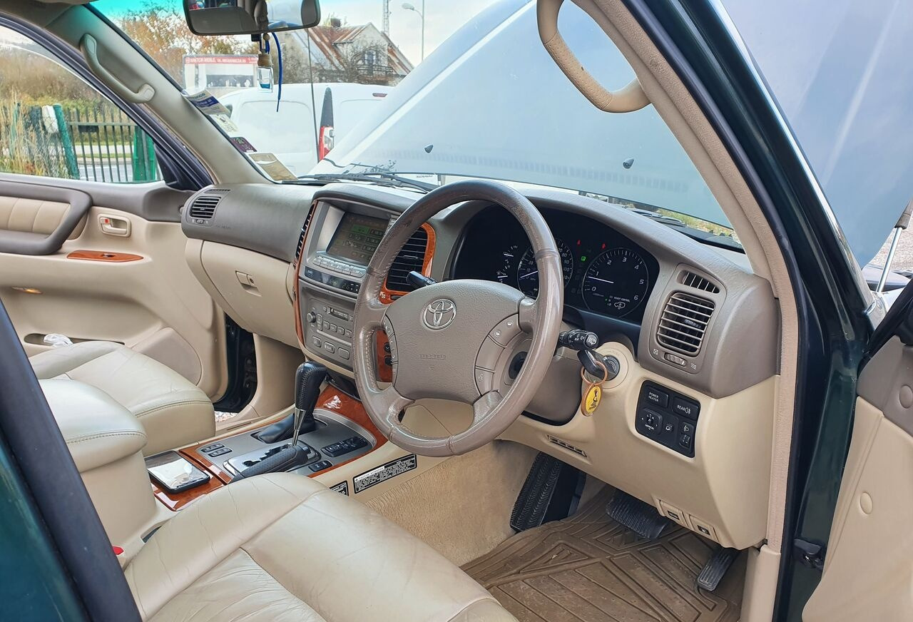 Toyota LAND CRUISER 100 4,2 TD KLIMA 7 OSOB - Vieglā automašīna: foto 2 Toyota LAND CRUISER 100 4,2 TD KLIMA 7 OSOB - Vieglā automašīna: foto 2