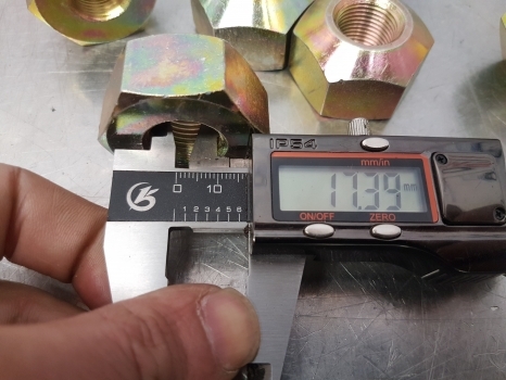 Ford 4610, 5610, 6610, 7610, 8210 Rear Wheel Nut 6x 81816136, 81833776 - Aizmugurējā ass - Traktors: foto 4 Ford 4610, 5610, 6610, 7610, 8210 Rear Wheel Nut 6x 81816136, 81833776 - Aizmugurējā ass - Traktors: foto 4