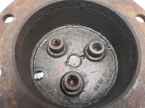 Ford Front Axle Hub Plate Hat 4472451020 - Rumba - Traktors: foto 1 Ford Front Axle Hub Plate Hat 4472451020 - Rumba - Traktors: foto 1