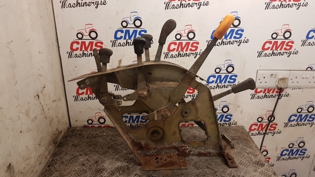 Massey Ferguson 4255 Cab Lift Rear Console Controls 3814519m92 - Kabīne un interjers - Traktors: foto 5 Massey Ferguson 4255 Cab Lift Rear Console Controls 3814519m92 - Kabīne un interjers - Traktors: foto 5