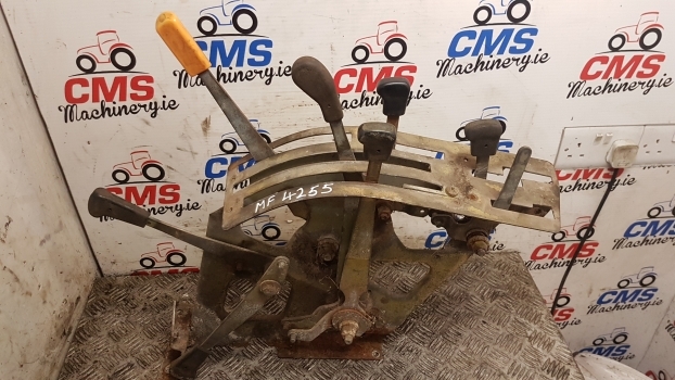 Massey Ferguson 4255 Cab Lift Rear Console Controls 3814519m92 - Kabīne un interjers - Traktors: foto 2 Massey Ferguson 4255 Cab Lift Rear Console Controls 3814519m92 - Kabīne un interjers - Traktors: foto 2