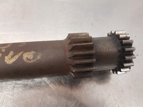 Massey Ferguson 50,135,150, 235, 595, 275, 290 Rear Pto Drive Shaft 886366m91 - Pusass - Traktors: foto 3 Massey Ferguson 50,135,150, 235, 595, 275, 290 Rear Pto Drive Shaft 886366m91 - Pusass - Traktors: foto 3