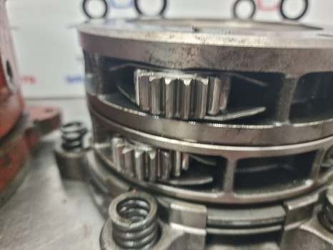 Sajūgs un rezerves daļas - Lauksaimniecības tehnika Massey Ferguson 6150, 6100 Series, Dana Transmission Wet Clutch Assy 3712440m11: foto 7