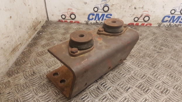 Massey Ferguson 690, 698, 699 Cab Suspension Bracket Mounting Lhs 1680876m91 - Kabīnes piekare - Traktors: foto 3 Massey Ferguson 690, 698, 699 Cab Suspension Bracket Mounting Lhs 1680876m91 - Kabīnes piekare - Traktors: foto 3