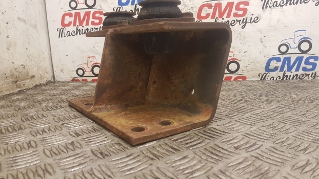 Massey Ferguson 690, 698, 699 Cab Suspension Bracket Mounting Lhs 1680876m91 - Kabīnes piekare - Traktors: foto 2 Massey Ferguson 690, 698, 699 Cab Suspension Bracket Mounting Lhs 1680876m91 - Kabīnes piekare - Traktors: foto 2