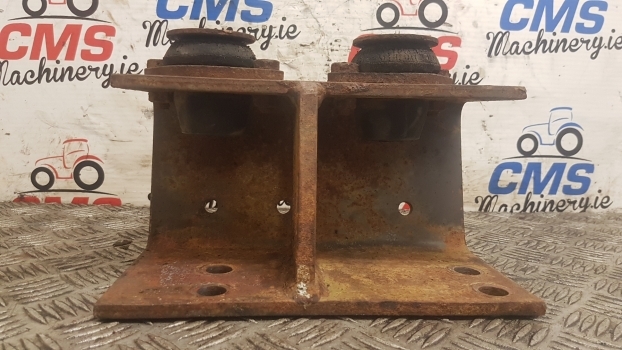 Massey Ferguson 690, 698, 699 Cab Suspension Bracket Mounting Lhs 1680876m91 - Kabīnes piekare - Traktors: foto 1 Massey Ferguson 690, 698, 699 Cab Suspension Bracket Mounting Lhs 1680876m91 - Kabīnes piekare - Traktors: foto 1