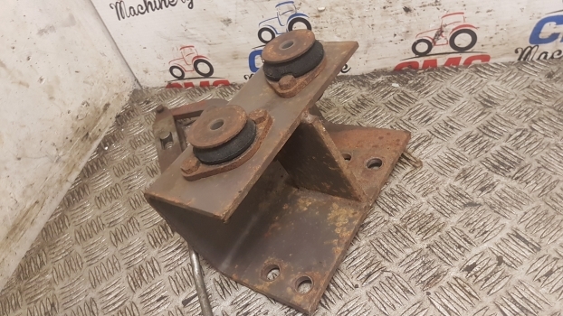 Massey Ferguson 690, 698, 699 Cab Suspension Bracket Mounting Rhs 1679774m93 - Kabīnes piekare - Traktors: foto 3 Massey Ferguson 690, 698, 699 Cab Suspension Bracket Mounting Rhs 1679774m93 - Kabīnes piekare - Traktors: foto 3