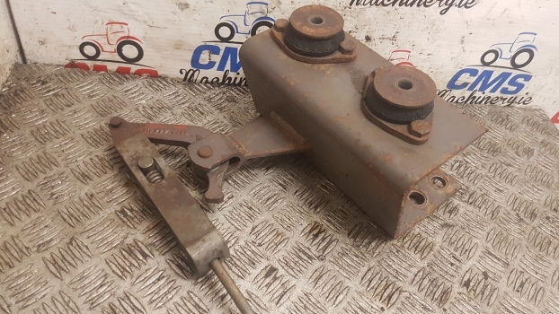Massey Ferguson 690, 698, 699 Cab Suspension Bracket Mounting Rhs 1679774m93 - Kabīnes piekare - Traktors: foto 2 Massey Ferguson 690, 698, 699 Cab Suspension Bracket Mounting Rhs 1679774m93 - Kabīnes piekare - Traktors: foto 2